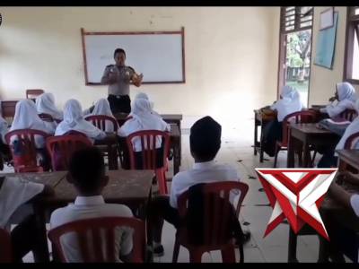 BHABINKAMTIBMAS DESA FOGI SAMBANGI SEKOLAH DASAR MENANAMKAN NILAI TAAT ATURAN SEJAK DINI