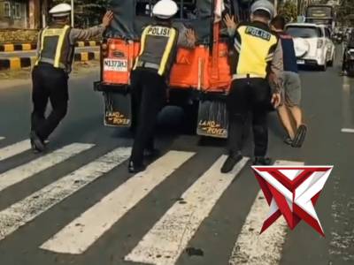 Aksi humanis kembali ditunjukkan aparat kepolisian ? 

Personel Polsek Maospati, Magetan, sigap mem