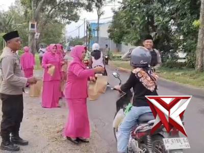 Polsek Karas berbagi takjil gratis kepada masyarakat dan pengguna jalan sebagai bentuk kepedulian se