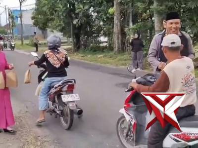 Polsek Karas berbagi takjil gratis kepada masyarakat dan pengguna jalan sebagai bentuk kepedulian