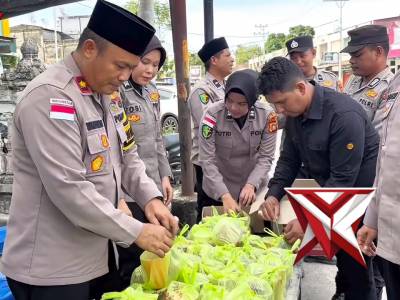 Bagikan 150 Paket Takjil Ramadhan 1447 H di Trienggadeng - PoliceTube