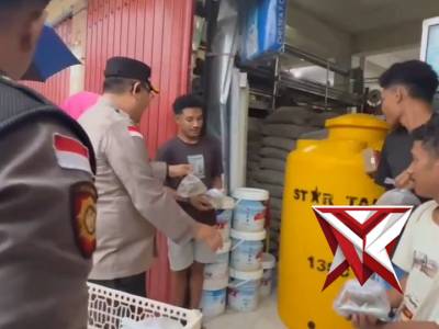 Kapolres Ende Bersama Ketua Bhayangkari Terjang  Hujan Demi Berbagi Takjil kepada Masyarakat