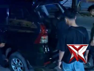 Ganti ban pecah laka lantas