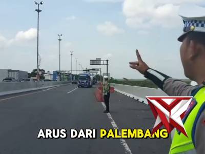 Kasat Lantas Polres OKI melakukan Pematauan arus balik di ruas jalan pintu utama tol Palembang - Kay