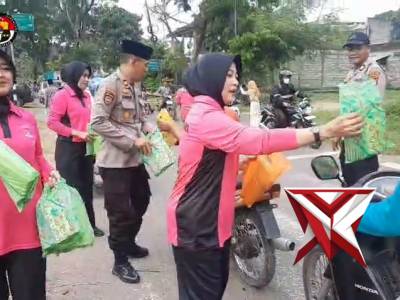 Polres Tuban melalui Polsek Kerek bagi takjil GRATIS kepada pengguna jalan