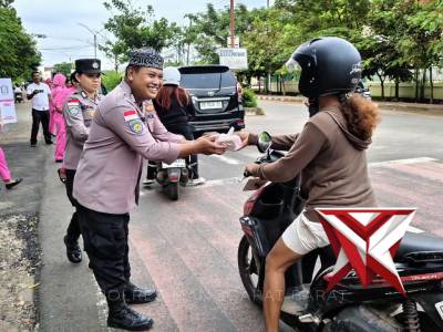 Menebar Kebaikan di Bulan Suci: Aksi Ramah Polisi Berbagi Takjil untuk Berbuka Puasa di Labuan Bajo