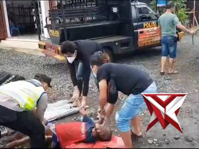 Polsek Pagaralam Selatan membantu warga yang sakit tergeletak dijalan