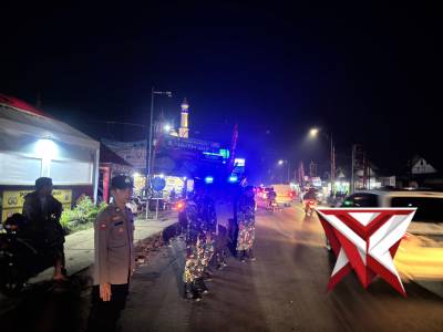 Anggota Polsek Klakah melaksanakan patroli pengamanan  malam takbir