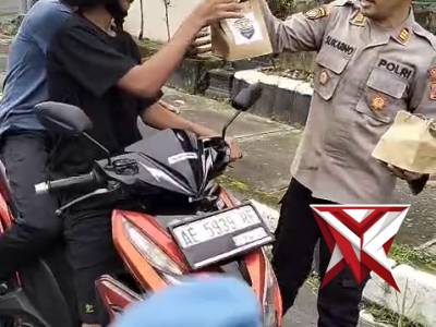 Polsek Parang berbagi takjil gratis kepada masyarakat dan pengguna jalan sebagai bentuk kepedulian s