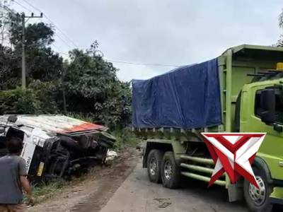 Personil Satlantas Polres Muba Melaksanakan Gatur Lalin dan Membantu Evakuasi Kendandaraan Terbalik - PoliceTube