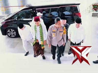 Menjemput Kemuliaan dalam Pengabdian: Momen Khusyuk Kapolda Sumsel & UAS di Masjid Assa&rsquo;adah.