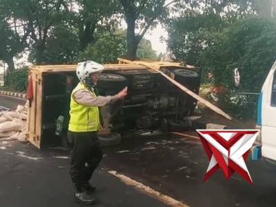 Gerak Cepat Lantas Polsek Gedangan Evakuasi Truk Terguling, Arus Lalin Kembali Lancar