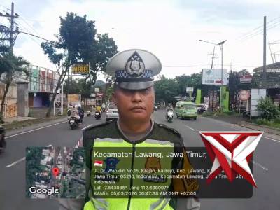 Personil Lalu Lintas Polsek Lawang Aiptu Dinar Menyampaikan live report