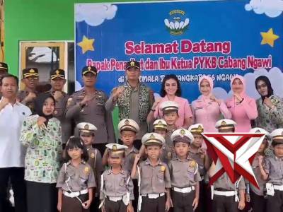 Kapolres Ngawi bersama Ketua Bhayangkari Cabang Ngawi mengunjungi TK Kemala Bhayangkari 56 Ngawi.