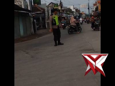 POLSEK KEDUNGADEM GIAT PAMTURLALIN DISIMPANG EMPAT PASAR KEDUNGADEM