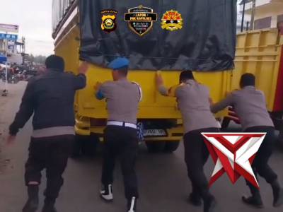 Personil Polsek Pagar Alam Selatan bantu Mobil masyarakat yang Mogok