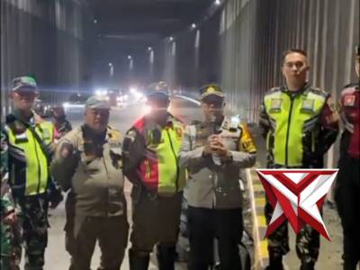 Tim gabungan Pos Pengamanan (Pospam) Cikalendong melaksanakan kegiatan penertiban dan pemberian