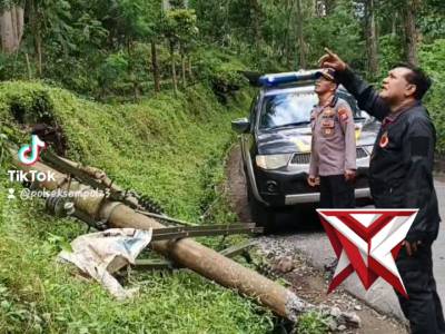 Kapolsek Sempol Cek Lokasi Tiang Listrik Roboh di Jalur Menuju Dusun Blawan