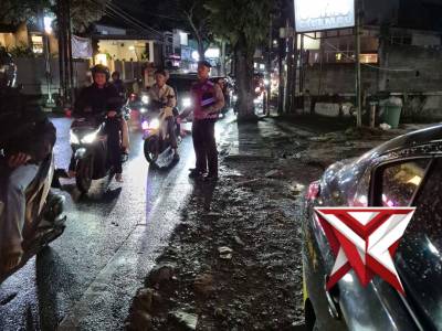 QR POLSEK SUKASARI POLRESTABES BANDUNG LAKUKAN GIAT RUTIN YANMAS MALAM BANDUNG LAUTAN BIRU - PoliceTube