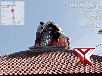 Pemasangan kubah Masjid Polsek Lawang berjalan dengan lancar.