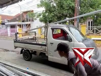 Anggota Polsek Jatiroto membantu masyarakat