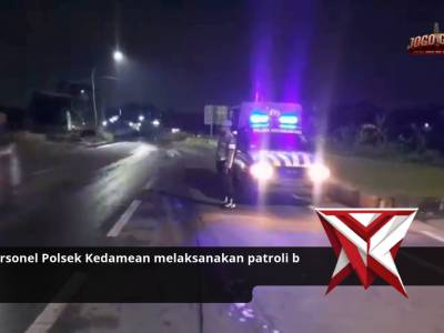 Personel Polsek Kedamean melaksanakan patroli blue light pada malam hari