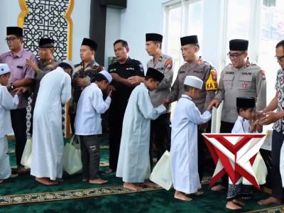 berbagi kebahagiaan dengan anak-anak yatim.