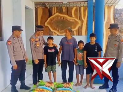 PENYALURAN BANTUAN OLEH KAPOLSEK DINOMULYO BESERTA ANGGOTA KEPADA KELUARGA MEMBUTUHKAN