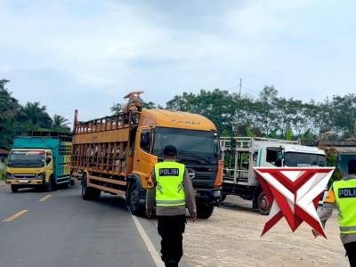 Pengantongan Kendaraan sumbu tiga guna kelancaran arus balik - PoliceTube