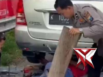 Personel Pos Pengamanan Exit Tol Ngawi membantu seorang pemudik yang mengalami kendala kendaraannya