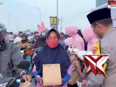 Berbagi Berkah Ramadan, Polres Probolinggo Bersama Bhayangkari dan Pocil Bagikan Takjil di Pos Terpa