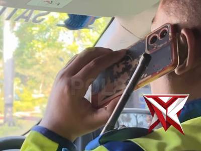 Aksi sigap polisi Gresik berangkatkan pasutri ketinggalan bus mudik 10