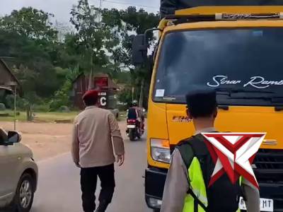 Penyekatan kendaraan bersumbu 3 atau lebih yang tidak patuh terhadap SKB terkait pembatasan angkutan
