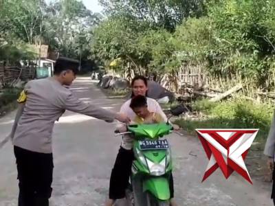 Polsek ulu ogan melakukan pembagian taqjil kepada masyarakat dalama rangka bulan suci ramadhan - PoliceTube