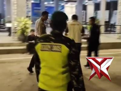 Personel Pos Pelayanan Rest Area KM 575 A Ngawi memberikan bantuan kesehatan kepada seorang sopir tr