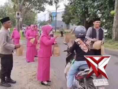 Polsek Karas berbagi takjil gratis kepada masyarakat dan pengguna jalan sebagai bentuk kepedulian