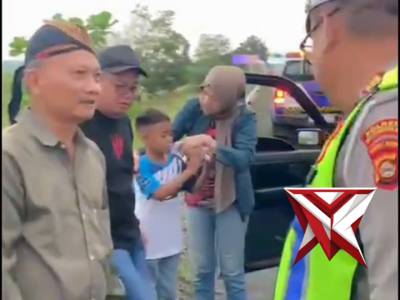 Sat Lantas Polres OKI membantu pemudik yang kehabisan BBM 
SATLANTAS POLRES OKI HADIR.