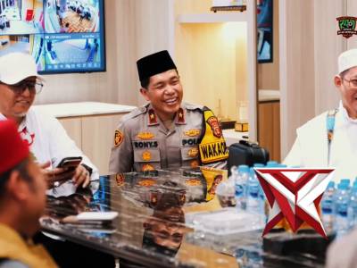 Menjemput Kemuliaan dalam Pengabdian: Momen Khusyuk Kapolda Sumsel & UAS di Masjid Assa&rsquo;adah