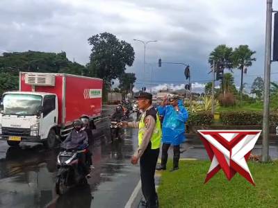 Anggota Polsek Lawang laksanakan pengaturan sore di exit tol Lawang