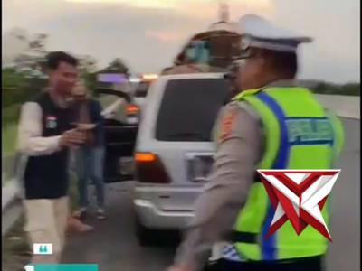Sat lantas polres oki bantu pengendara yang kehabisan BBM - PoliceTube
