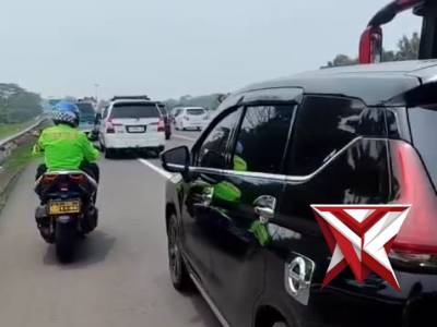 AKSI HEROIK KASAT LANTAS SUBANG BANTU PENGEMUDI YANG MENGALAMI MOGOK