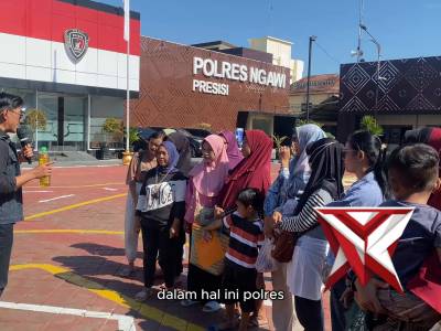 Polres Ngawi menggelar kegiatan Pasar Murah bagi masyarakat yang di halaman Polres Ngawi