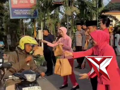 Berbagi Takjil On The Road Polres Probolinggo - PoliceTube
