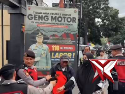 Personel Polres Cimahi membagikan Taljil Gratis kepada masyarakat Kota Cimahi (28/2/2026). ----- " - PoliceTube