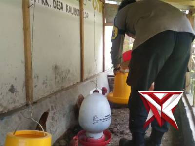 Anggota Polsek Jatiroto membantu masyarakat - PoliceTube