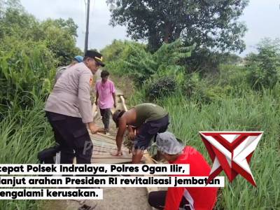 Gerak cepat Polsek Indralaya Polres Ogan Ilir melaksanakan revitalisasi jembatan yang rusak.