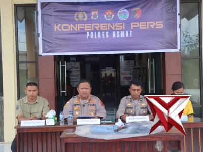 Press Konference Kasus Pemerkosaan dan Pemerasan Di Kota Agats.   Asmat - Kapolres Asmat AKBP Wahyu