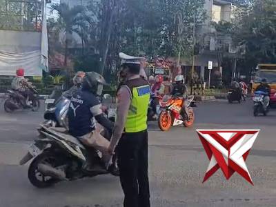 Anggota Polsek Mojosari Melaksanakan  giat CW pagi / pengaturan lalin, dan penyebrangan serta laka