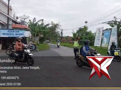 Anggota Polsek Alian melaksanakan giat pengaturan arus lalin disimpang Jatimulyo Kecamatan Alian
