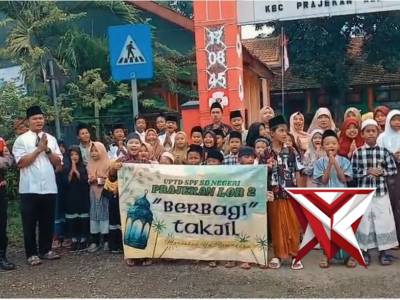 Bhabinkamtibmas Desa Prajekan Lor membantu kelancaran "Berbagi Takjil" SDN Prajekan Lor 2.